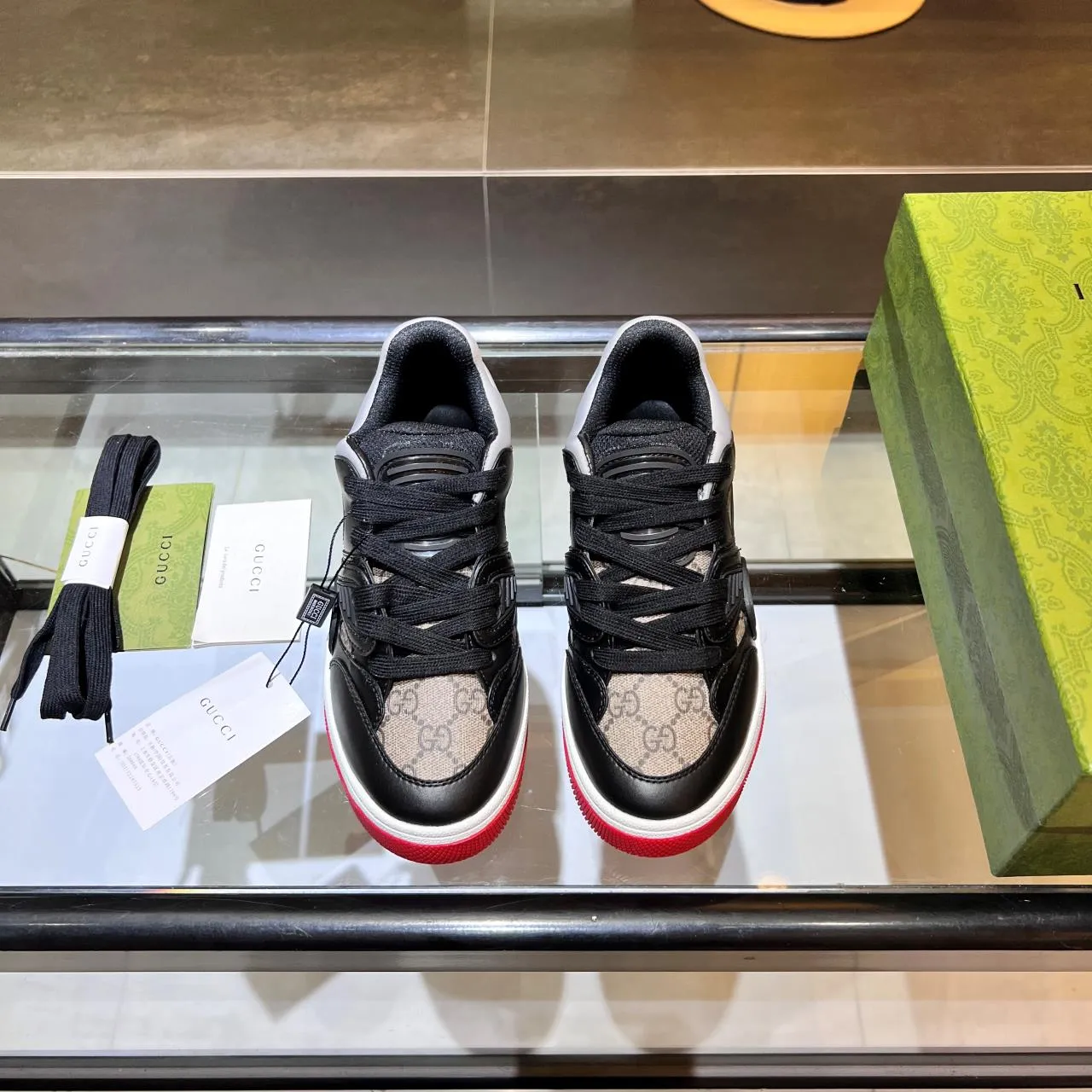 👟👟Ex-factory price 600👟👟 Men's size +10 high version, the top version of 2022 Gucci low-top sneakers! The new colors are reproduced one to one. New style for early spring, creating a perfect style💣💣💣street style🔥🔥🔥cool and trendy C-level fashionable outfit with a retro and futuristic feel🌹🌹🌹classic boot shape + British color-blocking design, super eye-catching. Various leather splicing, original reverse mold last type, imported high-end knitting needles showing exquisite texture! Open mold to customize high-density TPU outsole. 15 colors come out first. Size: Female 35-41 Male 39-46